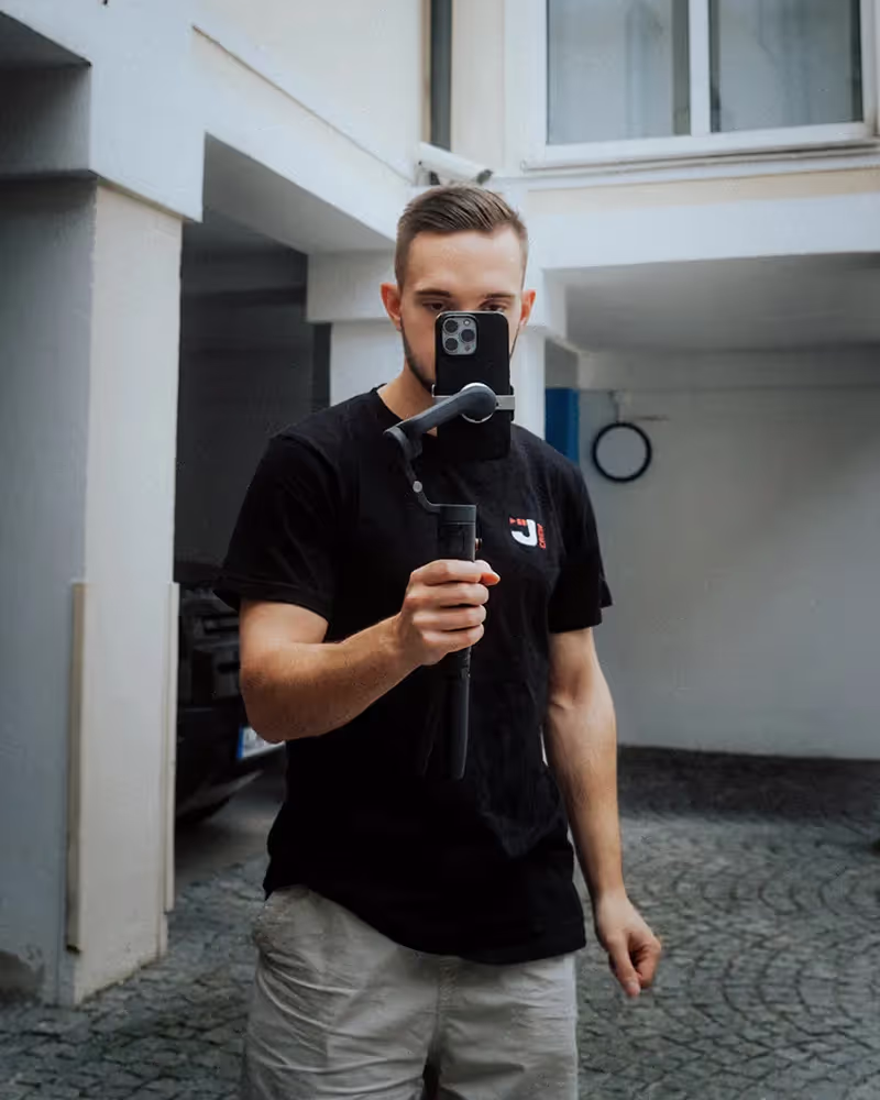 Ein Mann, der ein Foto von sich selbst mit einer Kamera macht.